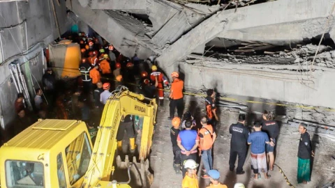 Al menos 91 estudiantes siguen bajo escombros tras colapso de escuela en Indonesia