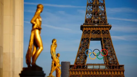 Así luce la Torre Eiffel con los Aros Olímpicos