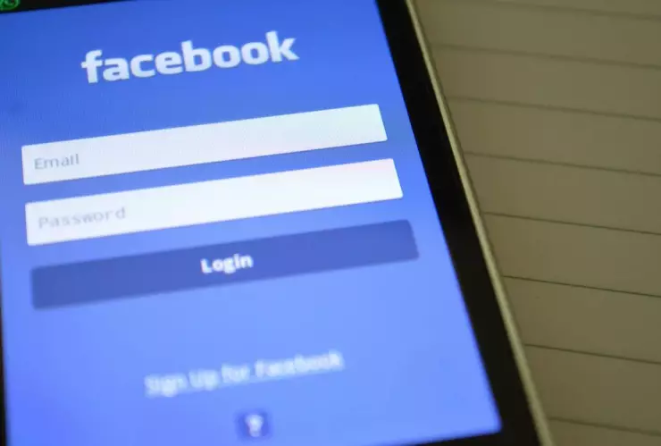 mujer intenta vender a su hija en facebook.