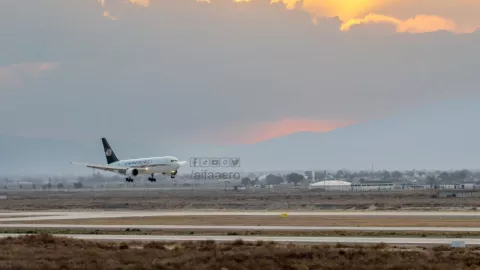 avi&oacute;n despegando del AIFA