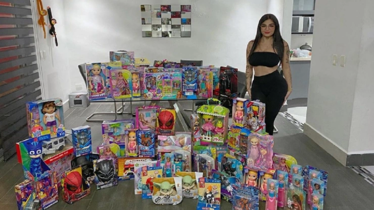 Karely Ruiz regala juguetes a menores de hospital