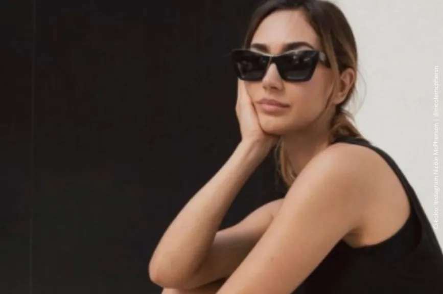 Nicole McPherson con lentes obscuros..jpg