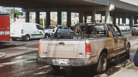 Incendio de camioneta en la carretera 57 a San Luis Potosí KM 15