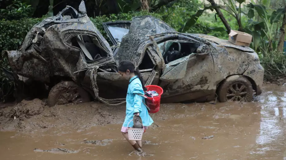 Vehículo aplastado por un deslave en Karo, Indonesia.