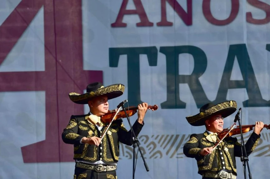 marcha de AMLO mariachis