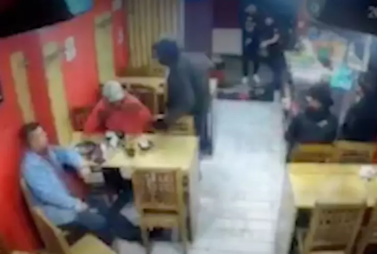 VIDEO ¡IMÁGENES FUERTES! Captan asalto y muerte de un hombre en una taquería en Puebla