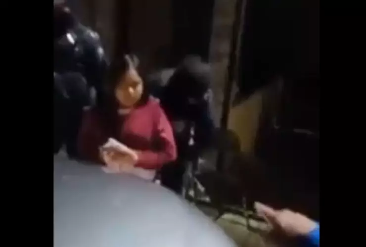 Niña es revisada en León Guanajuato