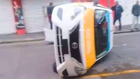 El taxi resultó volcado tras el impacto en calles de Córdoba