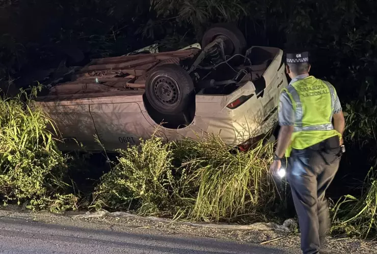 ¡APARATOSA VOLCADURA! Taxista cae de puente de Puerto Aventuras y deja un lesionado