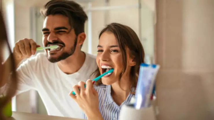 ¿Cepillarse los dientes antes o después del desayuno? Expertos resuelven la duda del millón