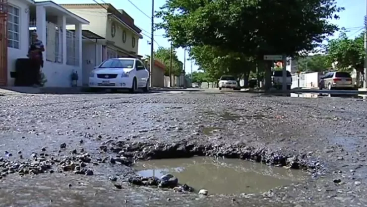 Vecinos de Huejotzingo denuncian bache peligroso en cruce vial