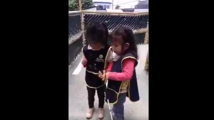 Niña con debilidad visual ayuda a su amiga a usar el bastón
