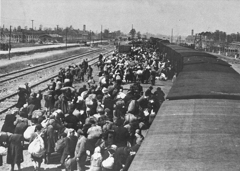 mayo-1944-judios-llegan-a-auschwitz.jpg