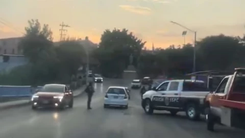 Policías huyen tras ser cuestionados por presunto retén en Cuernavaca.