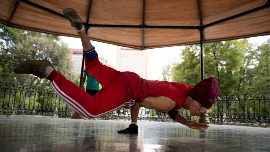 Breakdancer Carlos Cruz 18 de agosto de 202 Alameda en la Ciudad de México AP Foto Fernando Llano, archivo.jpg