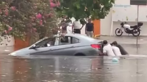Lluvias en Yucatán provocan que los autos FLOTEN debido a las inundaciones