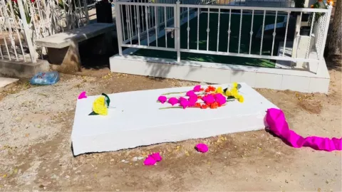 Ahomenses acuden al panteón en Día de Muertos