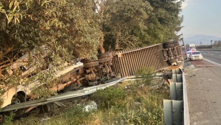 Fuerte accidente dejó a tráiler fuera de la autopista México-Puebla: Tráfico intenso a Texmelucan
