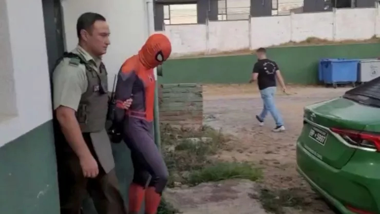VIDEO | ¿Héroe o amenaza? Detienen a ‘Hombre Araña'; tenía orden de captura y antecedentes penales