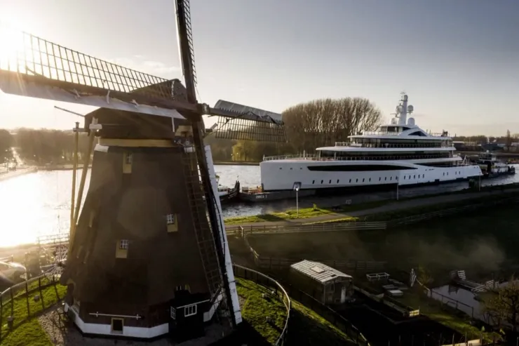 Superyate surca los canales de Holanda