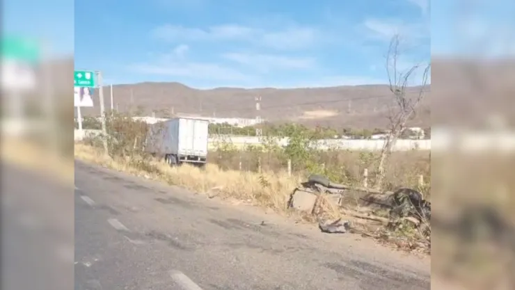 Choque termina en volcadura