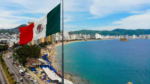 Asta bandera en Acapulco