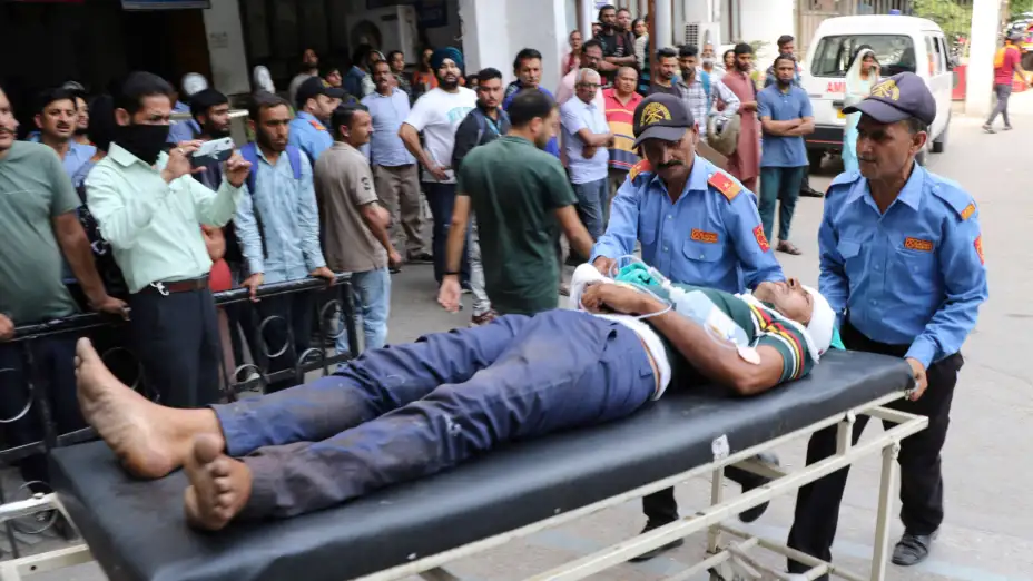 Traslado de un herido de un accidente de autobús en India.
