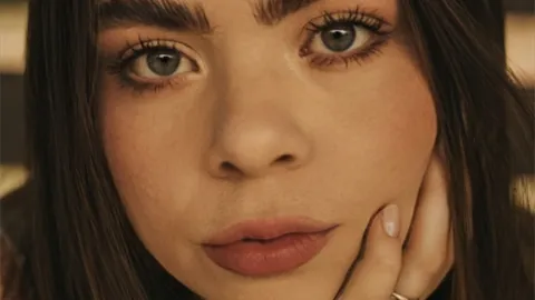 Así mantienes tus cejas tupidas con aceite de ricino