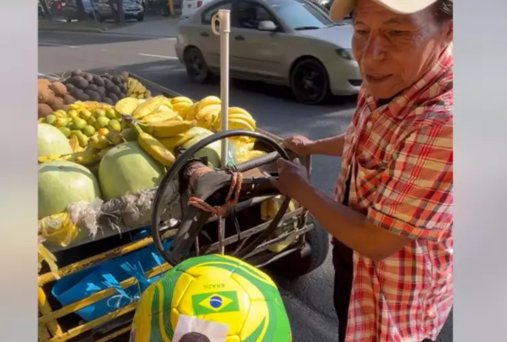 Video Vendedor regala producto por una pelota para su nieto; recibe sorpresa