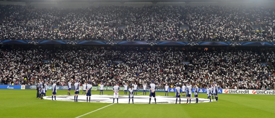 Jugadores del Ajax salieron a la cancha de la mano de su mamá (VIDEO)