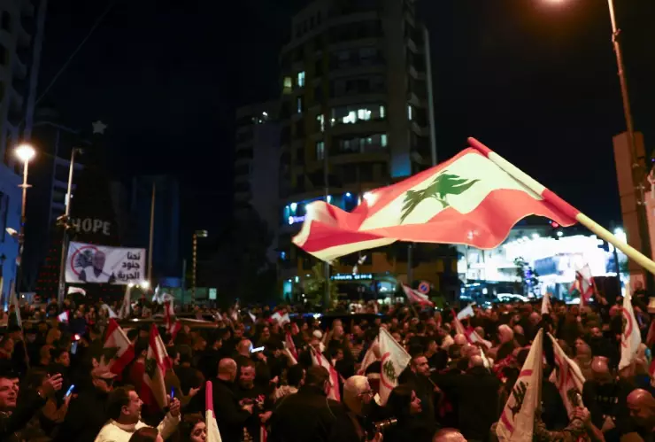 que_pasa_caida_regime_president_bashar_al_assad_protestas_muchedumbre_bandera_siria