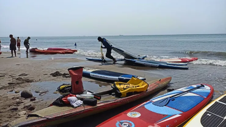 El fuerte oleaje complicó el regreso de kayakistas y padelistas