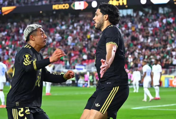 Julián Araujo y Raúl Jiménez