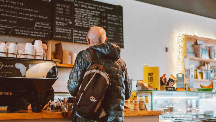 cliente lanza cafe cajero.jpg