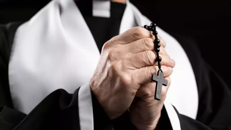 Conoce el sueldo de un sacerdote en Baja California
