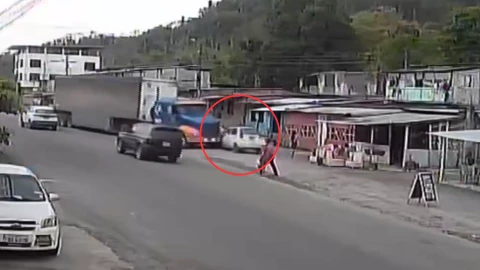 Tráiler se estrella contra auto