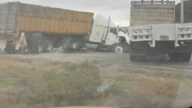 Accidente entre tráileres deja caos carretera Perote-Zacatepec hoy: Reportan cierre vial hacia Puebla