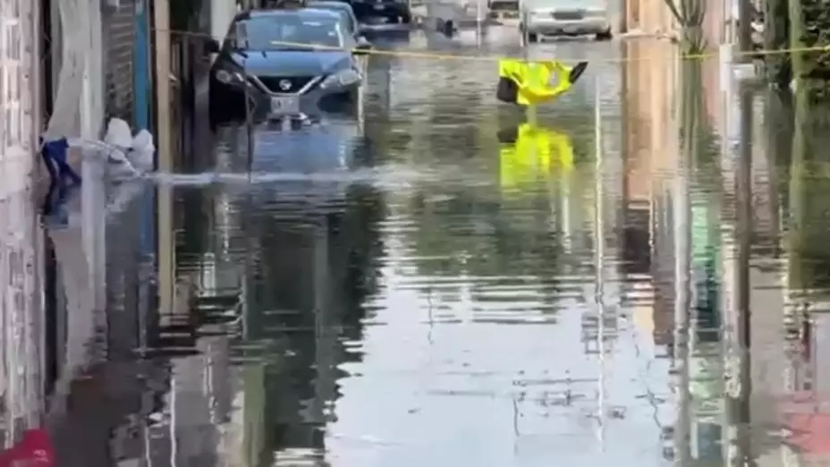 ¿Inundaciones en tu colonia? Conoce los números de emergencia para pedir ayuda en CDMX y Edomex. En la imagen se observa una de las colonias más afectadas durante la tormenta que provocó fuertes lluvias, caída de granizo y rayos.