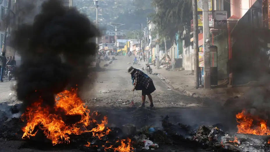 Restos de una barricada en llamas en protesta contra la inseguridad en Haití