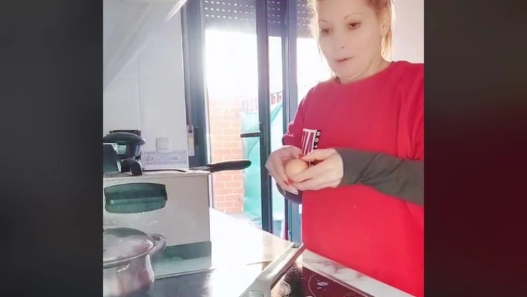 VIDEO: No sabe freír un huevo y se viraliza en TikTok
