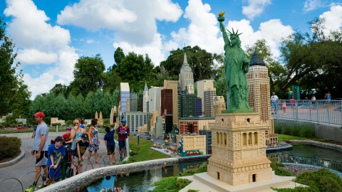 una vista del parque de entretenimiento por dentro