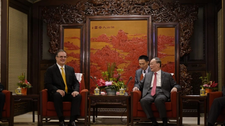 Ebrard visita China