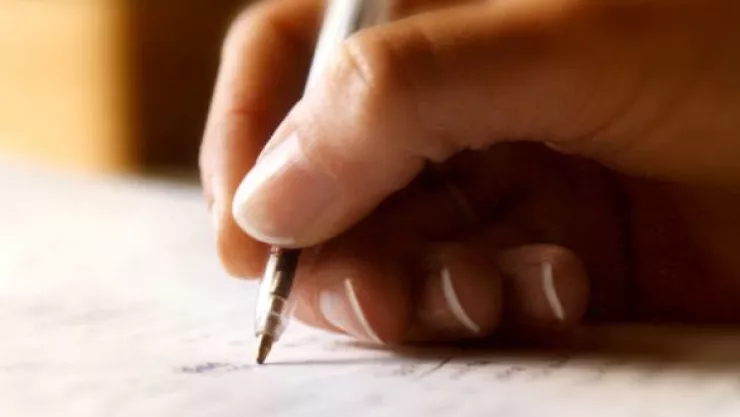 Así se escribe hechizo o echizo, según la RAE