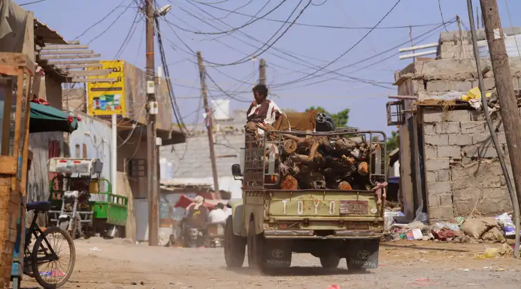 Un camión en el vecindario Al-Basatín en Adén, Yemen.