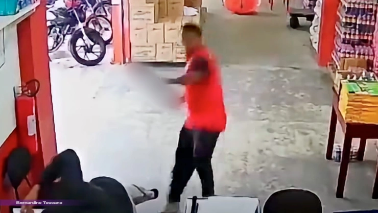 Empleado frustra asalto con machete; video muestra intento de robo en establecimiento