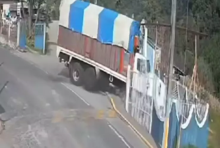 Camión se estrella contra capilla en Coscomatepec