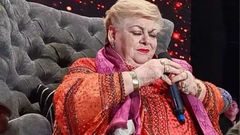 Paquita la del Barrio con un micrófono