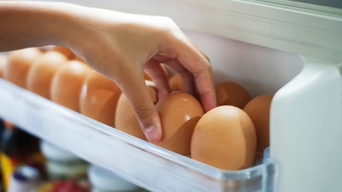 La razón por la que no debes poner huevos en la puerta del refri