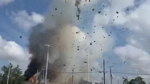 Explosión en clínica veterinaria de Wilmington tras choque vehicular