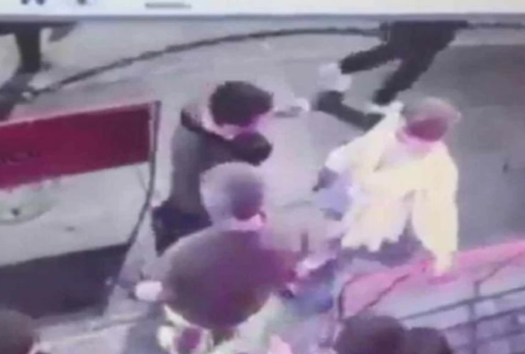 Mujer NOQUEA a su acosador en un bar; es luchadora de MMA